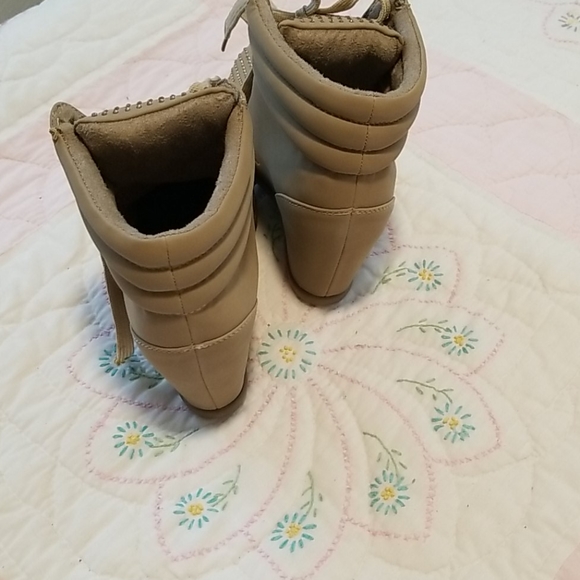 Capensis Bucco tan lace up booties.  Sz 10 - Picture 5 of 5